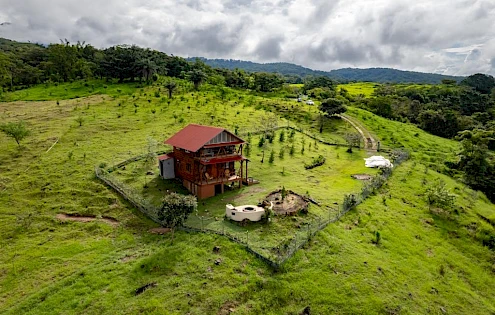 10 Ha Farm with Cozy 2-Bedroom Cabin in Boquete