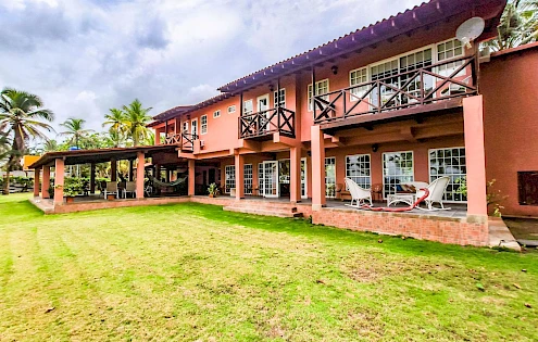 Hermoso Terreno y Casa de Playa en Mar Caribe